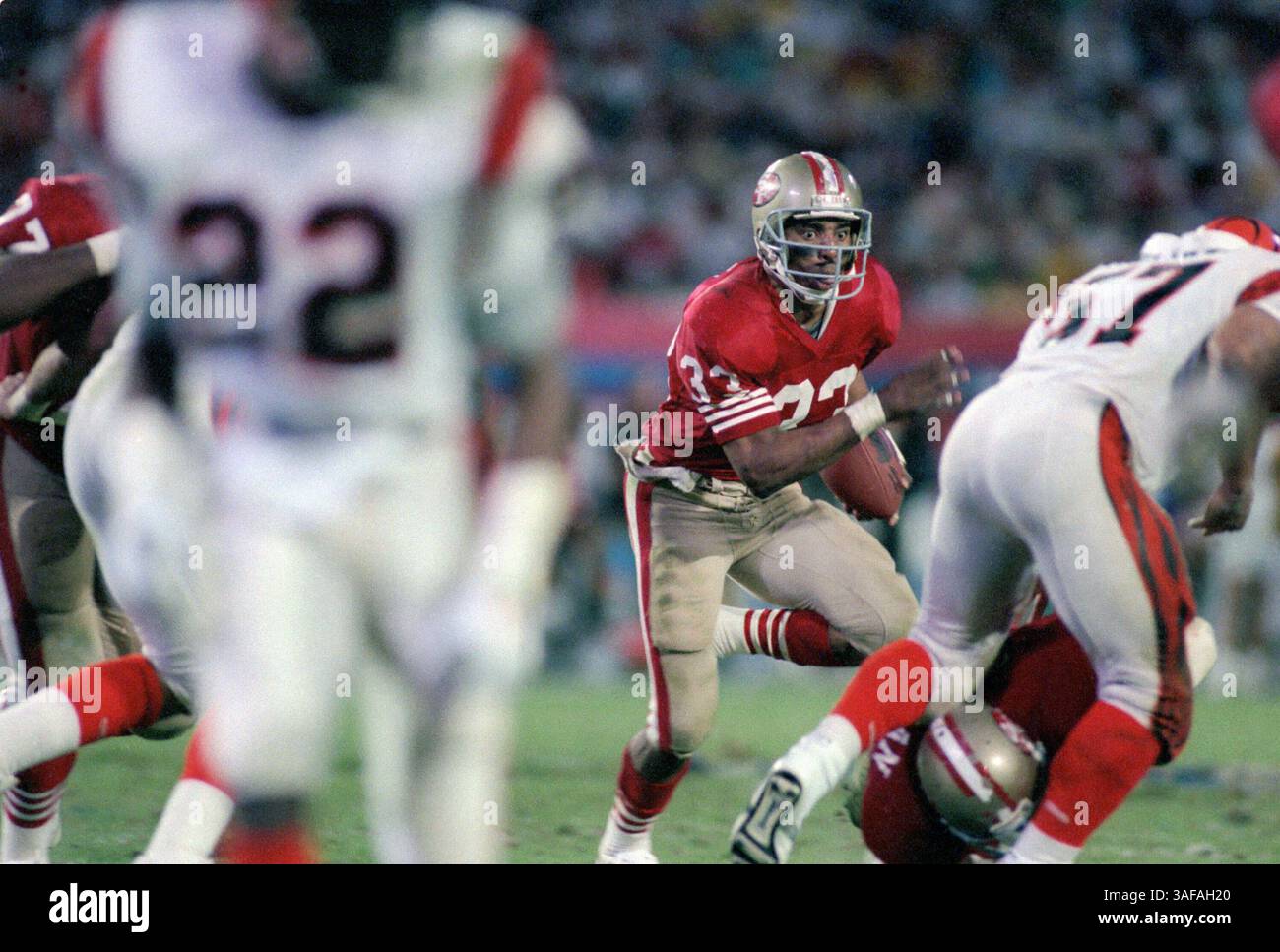 NFL Footballball 22. Januar 1989; Miami, FL, USA; Roger Craig von den San Francisco 49ers im Super Bowl XXIII im Joe Robbie Stadium gegen die Cincinnati Bengals. Die 49ers gewannen das Spiel mit 20:16. (Bild: APEX MediaWire/ZUMAPRESS.com) Stockfoto