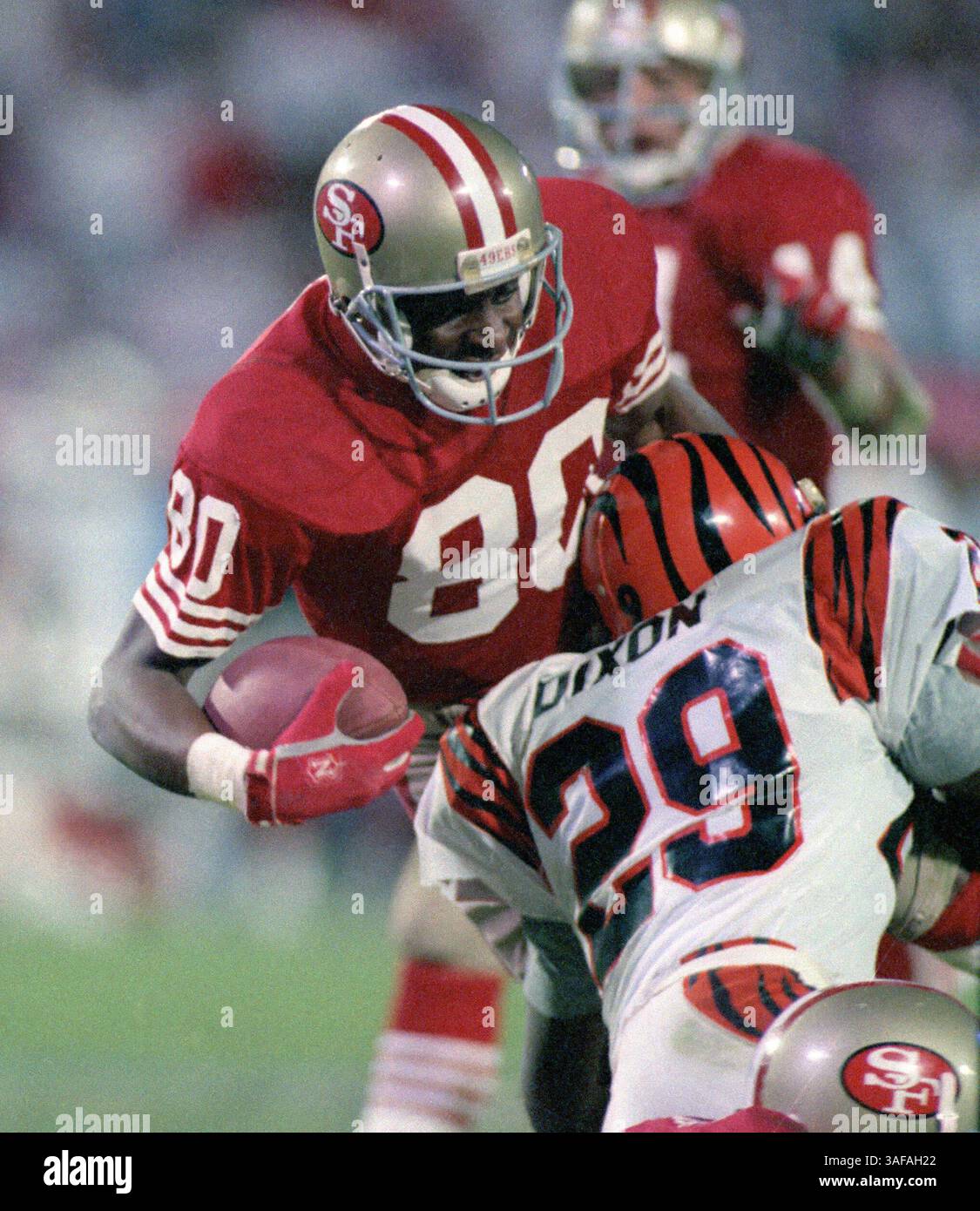 NFL Footballball 22. Januar 1989; Miami, FL, USA; Jerry Rice von den San Francisco 49ers im Super Bowl XXIII im Joe Robbie Stadium gegen die Cincinnati Bengals. Die 49ers gewannen das Spiel mit 20:16. Rice war der wertvollste Spieler des Spiels. (Bild: APEX MediaWire/ZUMAPRESS.com) Stockfoto