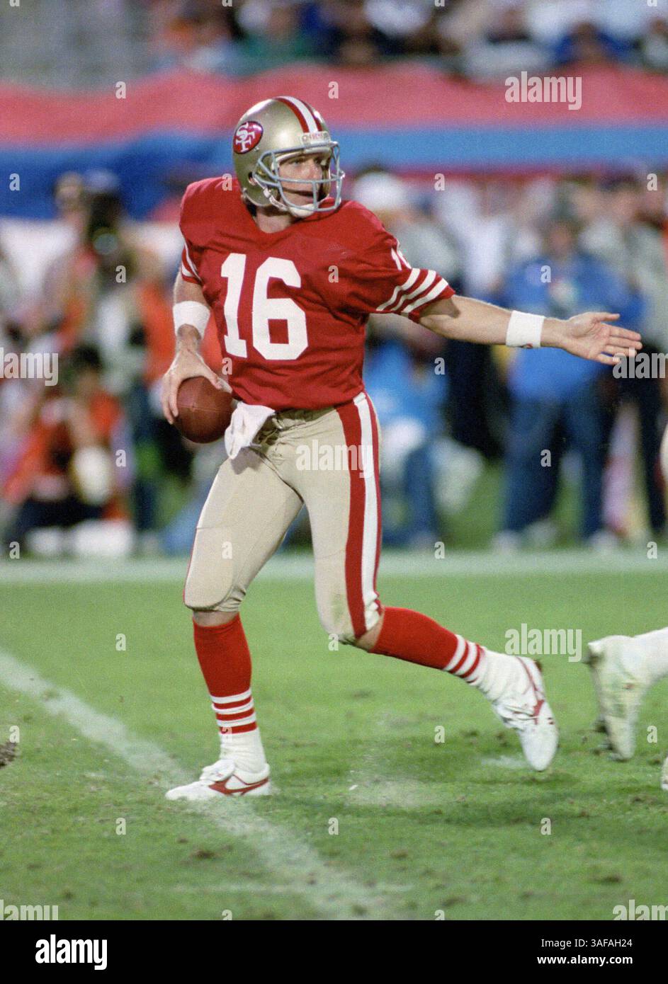 NFL Footballball 22. Januar 1989; Miami, FL, USA; Joe Montana von den San Francisco 49ers im Super Bowl XXIII im Joe Robbie Stadium gegen die Cincinnati Bengals. Die 49ers gewannen das Spiel mit 20:16. (Bild: APEX MediaWire/ZUMAPRESS.com) Stockfoto