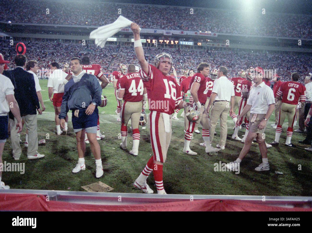 NFL Footballball 22. Januar 1989; Miami, FL, USA; Joe Montana von den San Francisco 49ers feiert am Rande, nachdem er im Super Bowl XXIII im Joe Robbie Stadium den siegreichen Touchdown gegen die Cincinnati Bengals gegeben hat. Die 49ers gewannen das Spiel mit 20:16. (Bild: APEX MediaWire/ZUMAPRESS.com) Stockfoto