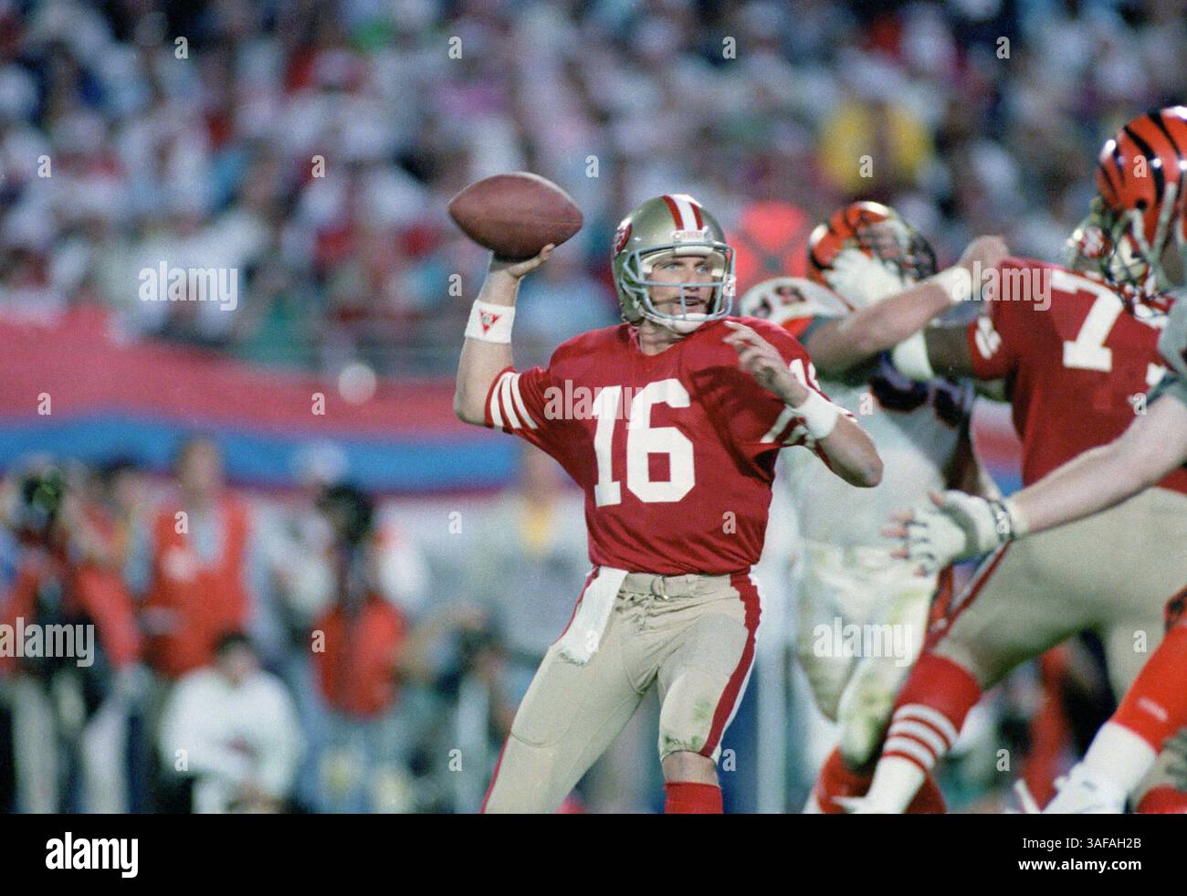 NFL Footballball 22. Januar 1989; Miami, FL, USA; Joe Montana von den San Francisco 49ers im Super Bowl XXIII im Joe Robbie Stadium gegen die Cincinnati Bengals. Die 49ers gewannen das Spiel mit 20:16. (Bild: APEX MediaWire/ZUMAPRESS.com) Stockfoto