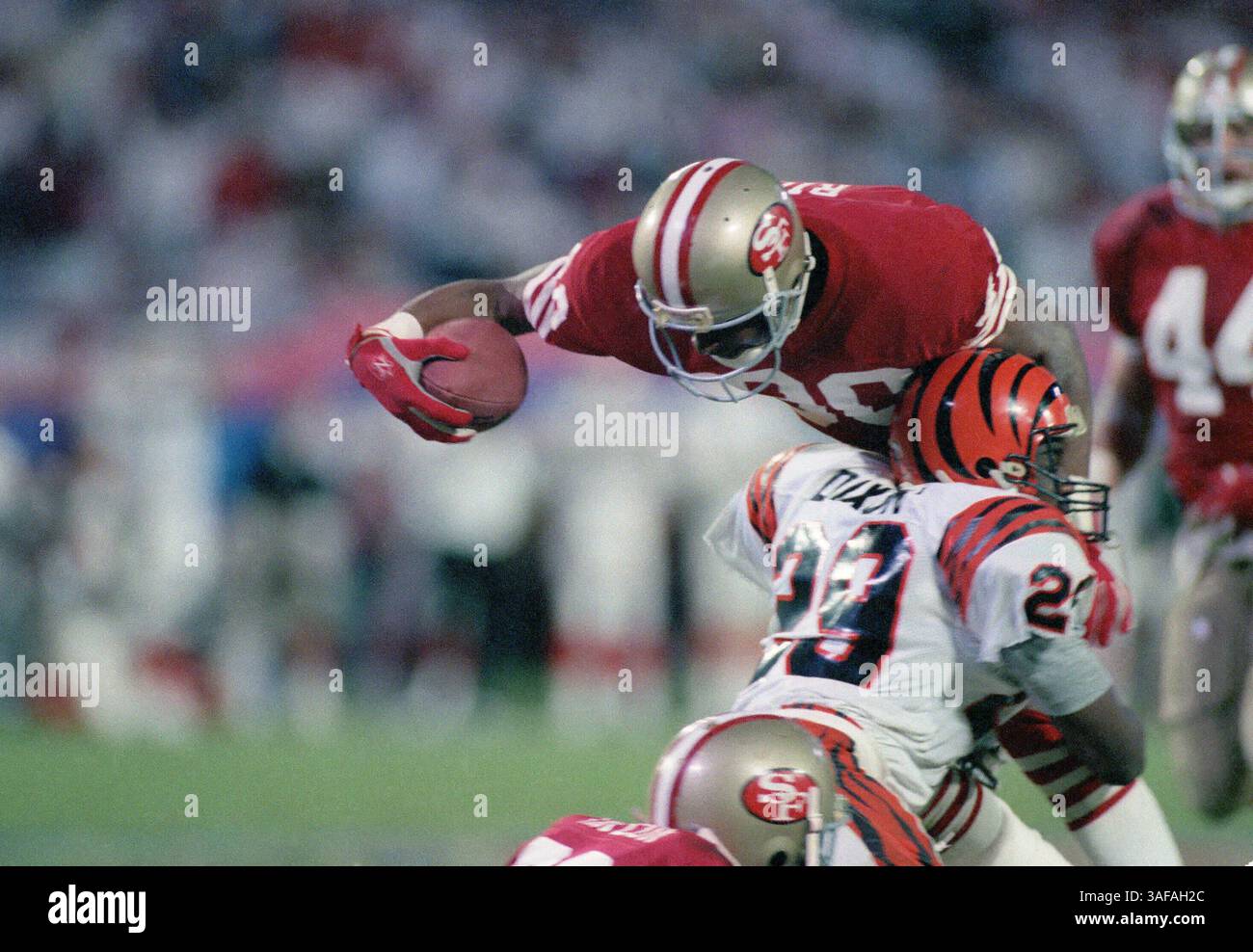 NFL Footballball 22. Januar 1989; Miami, FL, USA; Jerry Rice von den San Francisco 49ers im Super Bowl XXIII im Joe Robbie Stadium gegen die Cincinnati Bengals. Die 49ers gewannen das Spiel mit 20:16. Rice war der wertvollste Spieler des Spiels. (Bild: APEX MediaWire/ZUMAPRESS.com) Stockfoto