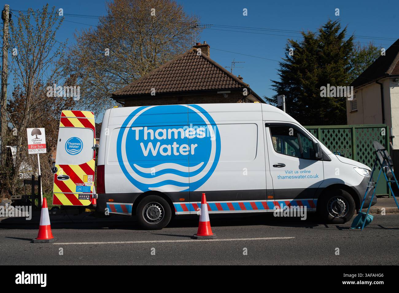 Eton, Großbritannien. April 2025. Thames Water war heute in Eton, Windsor, Berkshire, und hat Rohrreparaturen durchgeführt. Die BBC berichtete, dass „Thames Water den US Private Equity Riesen KKR als „bevorzugten Partner“ ausgewählt hat, um das in Schwierigkeiten geratene Wasserversorgungsunternehmen zu kaufen. Die geplante Investition von KKR würde dem Unternehmen helfen, seinen Schuldenberg zu bewältigen, und Thames strebt an, die Transaktion in der zweiten Jahreshälfte abzuschließen. Thames Water, das größte Wasserunternehmen Großbritanniens, begann im vergangenen Jahr, nach neuen Investitionen zu suchen, nachdem Befürchtungen aufgetaucht waren, dass es zusammenbrechen oder einer Verstaatlichung ausgesetzt sein könnte. Kredit: Maureen McLean/Alamy Stockfoto