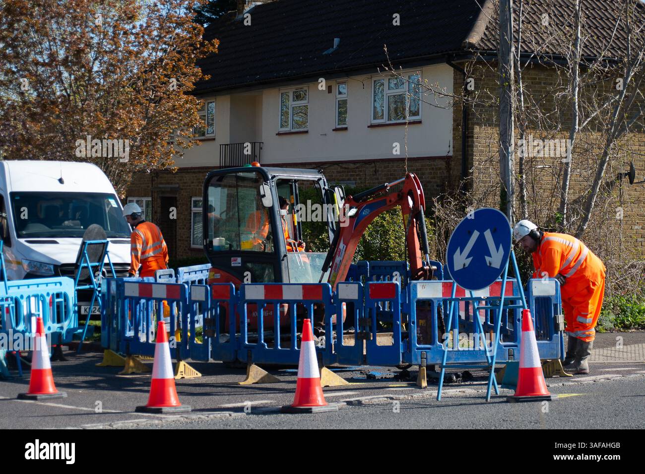 Eton, Großbritannien. April 2025. Thames Water war heute in Eton, Windsor, Berkshire, und hat Rohrreparaturen durchgeführt. Die BBC berichtete, dass „Thames Water den US Private Equity Riesen KKR als „bevorzugten Partner“ ausgewählt hat, um das in Schwierigkeiten geratene Wasserversorgungsunternehmen zu kaufen. Die geplante Investition von KKR würde dem Unternehmen helfen, seinen Schuldenberg zu bewältigen, und Thames strebt an, die Transaktion in der zweiten Jahreshälfte abzuschließen. Thames Water, das größte Wasserunternehmen Großbritanniens, begann im vergangenen Jahr, nach neuen Investitionen zu suchen, nachdem Befürchtungen aufgetaucht waren, dass es zusammenbrechen oder einer Verstaatlichung ausgesetzt sein könnte. Kredit: Maureen McLean/Alamy Stockfoto