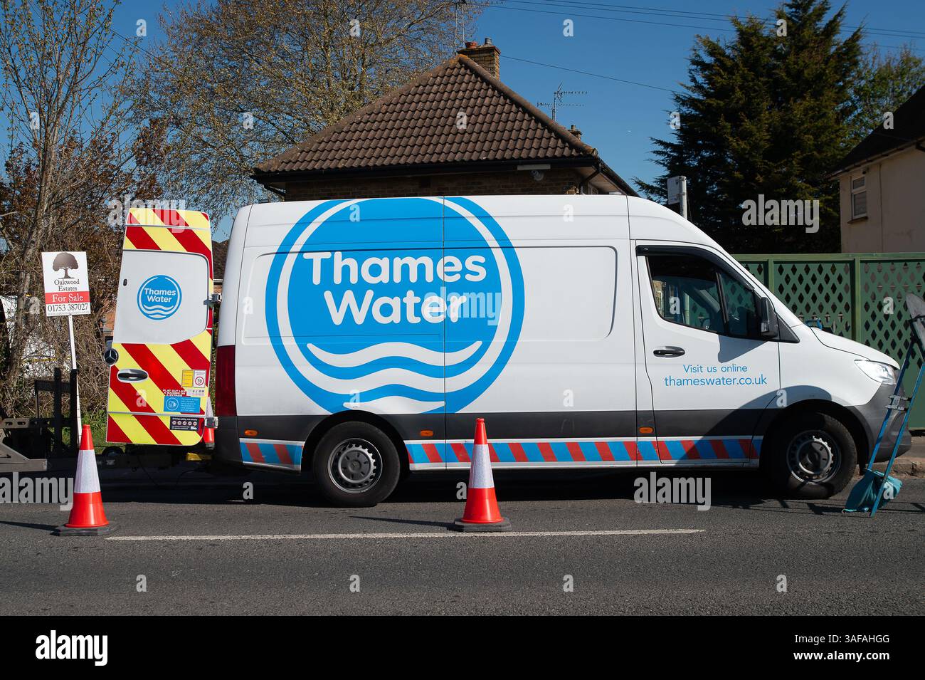 Eton, Großbritannien. April 2025. Thames Water war heute in Eton, Windsor, Berkshire, und hat Rohrreparaturen durchgeführt. Die BBC berichtete, dass „Thames Water den US Private Equity Riesen KKR als „bevorzugten Partner“ ausgewählt hat, um das in Schwierigkeiten geratene Wasserversorgungsunternehmen zu kaufen. Die geplante Investition von KKR würde dem Unternehmen helfen, seinen Schuldenberg zu bewältigen, und Thames strebt an, die Transaktion in der zweiten Jahreshälfte abzuschließen. Thames Water, das größte Wasserunternehmen Großbritanniens, begann im vergangenen Jahr, nach neuen Investitionen zu suchen, nachdem Befürchtungen aufgetaucht waren, dass es zusammenbrechen oder einer Verstaatlichung ausgesetzt sein könnte. Kredit: Maureen McLean/Alamy Stockfoto