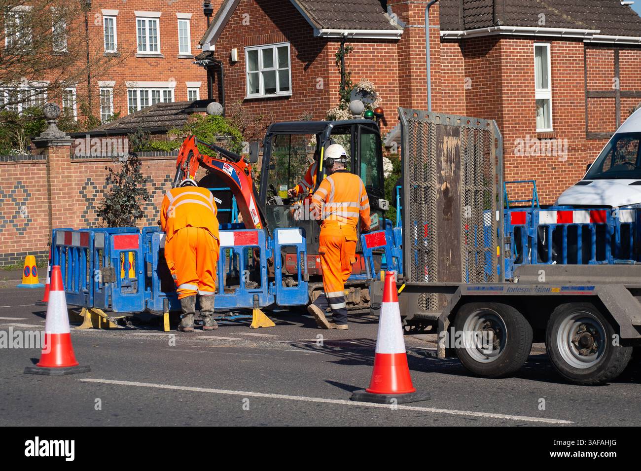 Eton, Großbritannien. April 2025. Thames Water war heute in Eton, Windsor, Berkshire, und hat Rohrreparaturen durchgeführt. Die BBC berichtete, dass „Thames Water den US Private Equity Riesen KKR als „bevorzugten Partner“ ausgewählt hat, um das in Schwierigkeiten geratene Wasserversorgungsunternehmen zu kaufen. Die geplante Investition von KKR würde dem Unternehmen helfen, seinen Schuldenberg zu bewältigen, und Thames strebt an, die Transaktion in der zweiten Jahreshälfte abzuschließen. Thames Water, das größte Wasserunternehmen Großbritanniens, begann im vergangenen Jahr, nach neuen Investitionen zu suchen, nachdem Befürchtungen aufgetaucht waren, dass es zusammenbrechen oder einer Verstaatlichung ausgesetzt sein könnte. Kredit: Maureen McLean/Alamy Stockfoto