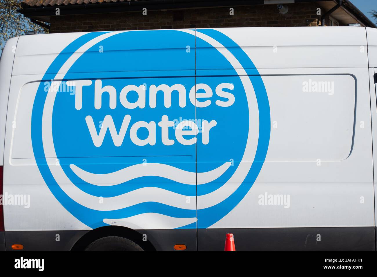 Eton, Großbritannien. April 2025. Thames Water war heute in Eton, Windsor, Berkshire, und hat Rohrreparaturen durchgeführt. Die BBC berichtete, dass „Thames Water den US Private Equity Riesen KKR als „bevorzugten Partner“ ausgewählt hat, um das in Schwierigkeiten geratene Wasserversorgungsunternehmen zu kaufen. Die geplante Investition von KKR würde dem Unternehmen helfen, seinen Schuldenberg zu bewältigen, und Thames strebt an, die Transaktion in der zweiten Jahreshälfte abzuschließen. Thames Water, das größte Wasserunternehmen Großbritanniens, begann im vergangenen Jahr, nach neuen Investitionen zu suchen, nachdem Befürchtungen aufgetaucht waren, dass es zusammenbrechen oder einer Verstaatlichung ausgesetzt sein könnte. Kredit: Maureen McLean/Alamy Stockfoto