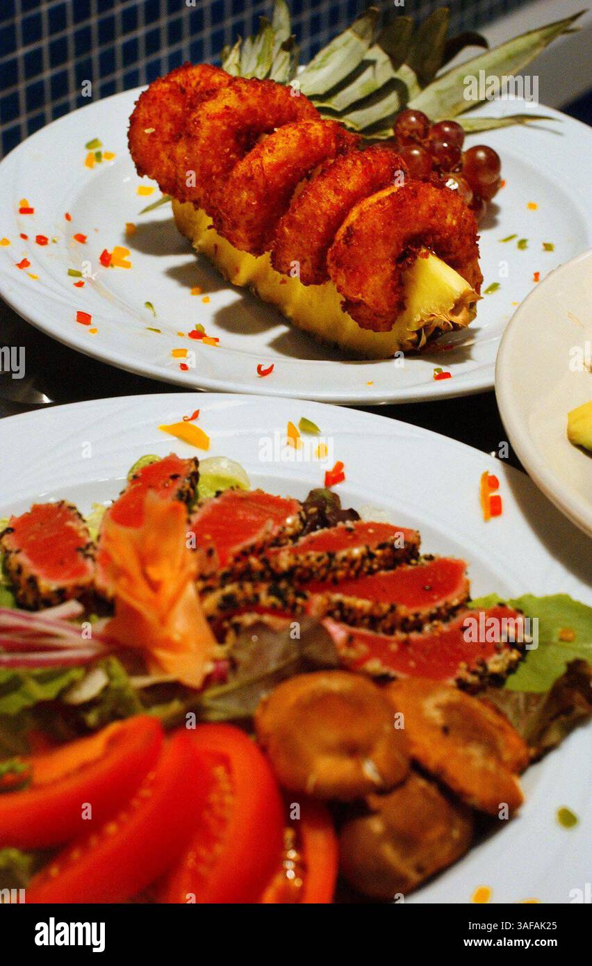 Fügen Sie hier eine Zusammenfassung der Aufgabe ein. -- im Redfish Bluefish Restaurant in Palm Harbor. -- Foto 2- Ahi Thunfisch Salat, Boden und kolossale Coco-Loco Shrimps, oben, gehören zu einer Vielzahl von Gerichten, die im Redfish Bluefish Restaurant in Palm Harbor erhältlich sind. (Bild: St. Petersburg Times/ZUMAPRESS.com) Stockfoto
