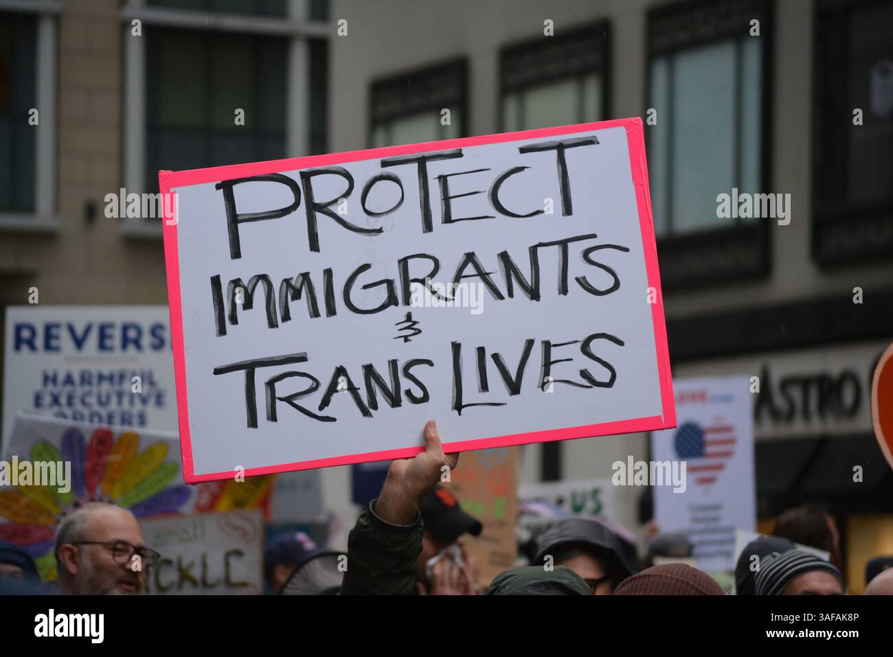 Hands Off Kundgebung gegen die Trump-Regierung und Elon Musks DOGE in New York City. Stockfoto
