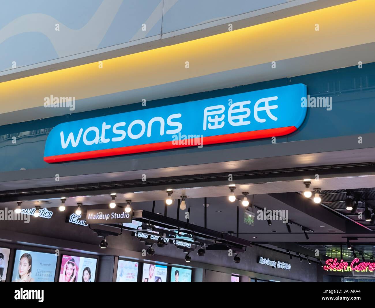 Yinchuan, China - 31. Oktober 2023: Watsons Health Care and Beauty Care Store. - Smartphone-aufgenommenes Stockfoto