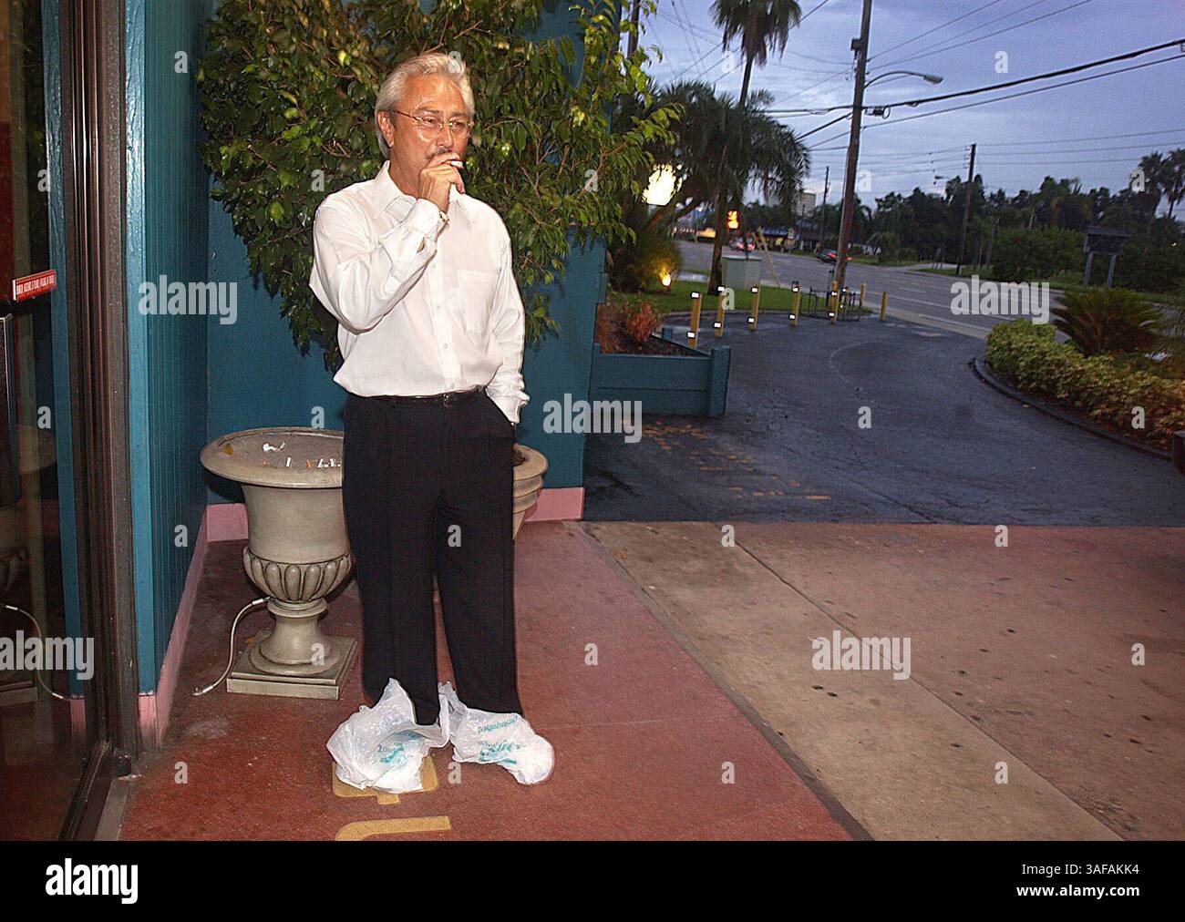 Raucher in den Ten Pin Lanes in South Pasadena machen sich an die aufstrebende Welt des rauchfreien Bowlingsports gewöhnt. Manchmal bedeutet das, dass sie in ihren Socken herumlaufen. Andere Male verwenden sie Plastiktaschen oder maßgefertigte Stiefel, um die Unterseite ihrer Schuhe vor den Elementen zu schützen. Larry Pence benutzt die Lo-Tech-Plastiktüte, wenn er nach vorne geht, um zu rauchen. (Bild: St. Petersburg Times/ZUMAPRESS.com) Stockfoto