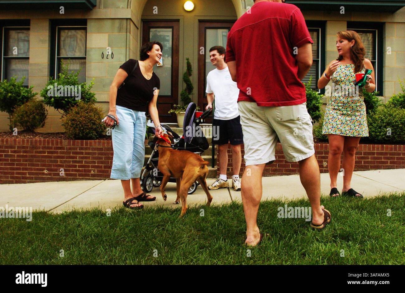 26.08.05, Charlotte) FOTO 5: Angie Curley (CQ), links, und ihre Tochter Mairin (CQ-Instroller) und ihr Ehemann Pat (CQ) aus Atlanta besuchten ihre Freunde Renato (CQ) und Amanda Edwards (CQ), die ein Stadthaus im Garden District of First Ward in Charlotte, North Carolina haben. . ZUSAMMENFASSUNG: Vor zehn Jahren war Earle Village in Charlotte, North Carolina ein heruntergekommenes, drogenbefallenes Regierungsprojekt. Die Charlotte Housing Authority erhielt 1,6 Millionen HUD Revitalisierungszuschuss (HOPE VI), um die alten Gebäude aus den 1960er Jahren abzureißen und mit Th eine neue, gemischte Einkommensentwicklung zu errichten Stockfoto