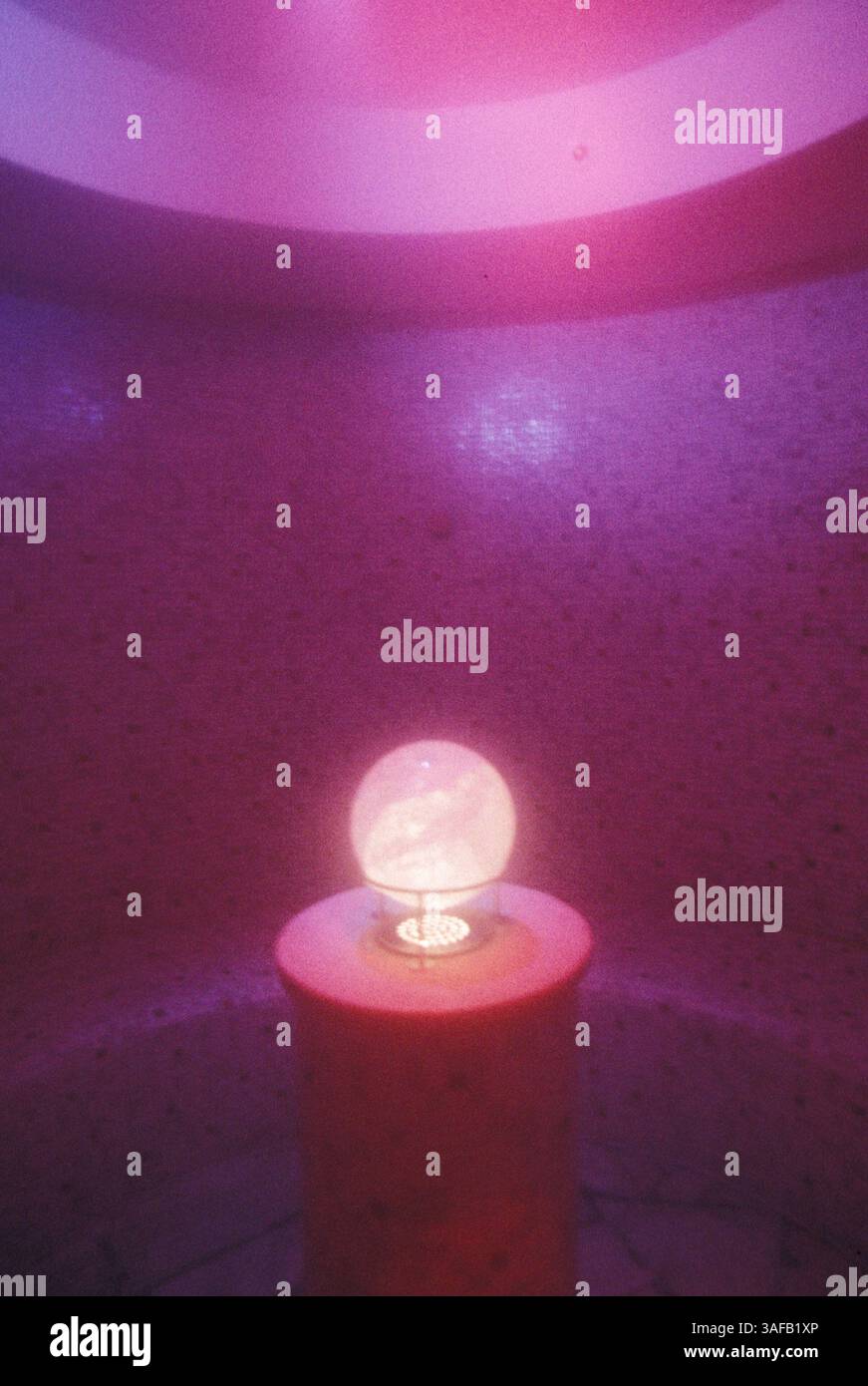 (Dateifoto) Farbheilsauna, Hotel Traube Spa. Bei der Farbtherapie wird versucht, die Vibrationen im Körper zu ändern. Jede Farbe des Spektrums hat ihre eigene spezifische Frequenz, die einem der sieben Chakren des Körpers entspricht. Die Organe und Systeme des Körpers haben ihre eigenen Resonanzfrequenzen, die mit den Chakren in Verbindung stehen. Der Farbdampf bietet Zugang zu Violett-Kunst, Offenbarung, Reinigung. (Kreditbild: Linda Troeller/ZUMAPRESS.com) Stockfoto