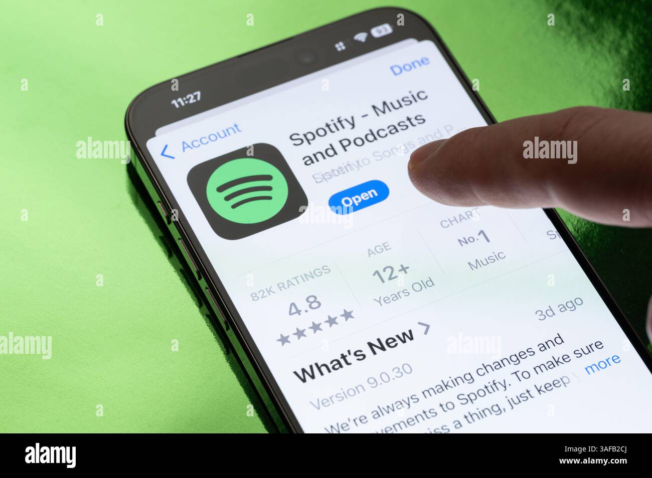 New York, USA – 30. März 2025: Spotify App wird auf dem Smartphone-Bildschirm geöffnet Stockfoto