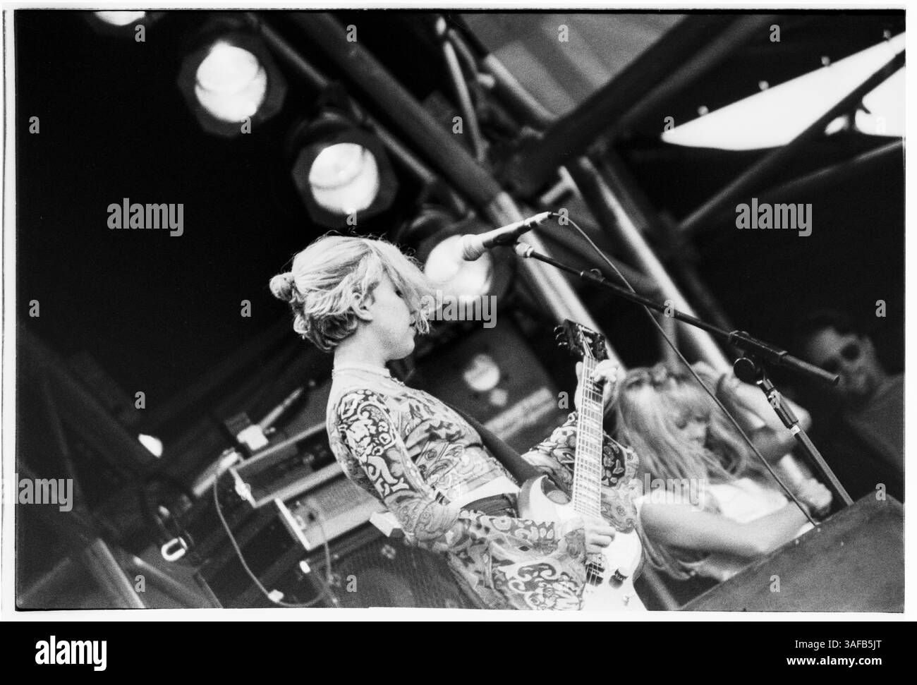 BELLY, GLASTONBURY FESTIVAL, 1993: Sänger und Gitarrist Tanya Donelly und Bassist Gail Greenwood von Belly on the NME Stage beim Glastonbury Festival, Pilton, England, 26. Juni 1993. Foto: ROB WATKINS. INFO: Belly, eine alternative Rockband aus Newport, Rhode Island, entstand in den 90er Jahren mit melodischem Sound und introspektiven Texten. Hits wie „Feed the Tree“ präsentierten ihre fesselnde Mischung aus Folk und Alternative Rock und brachten ihnen eine hingebungsvolle Anhängerschaft ein. Stockfoto