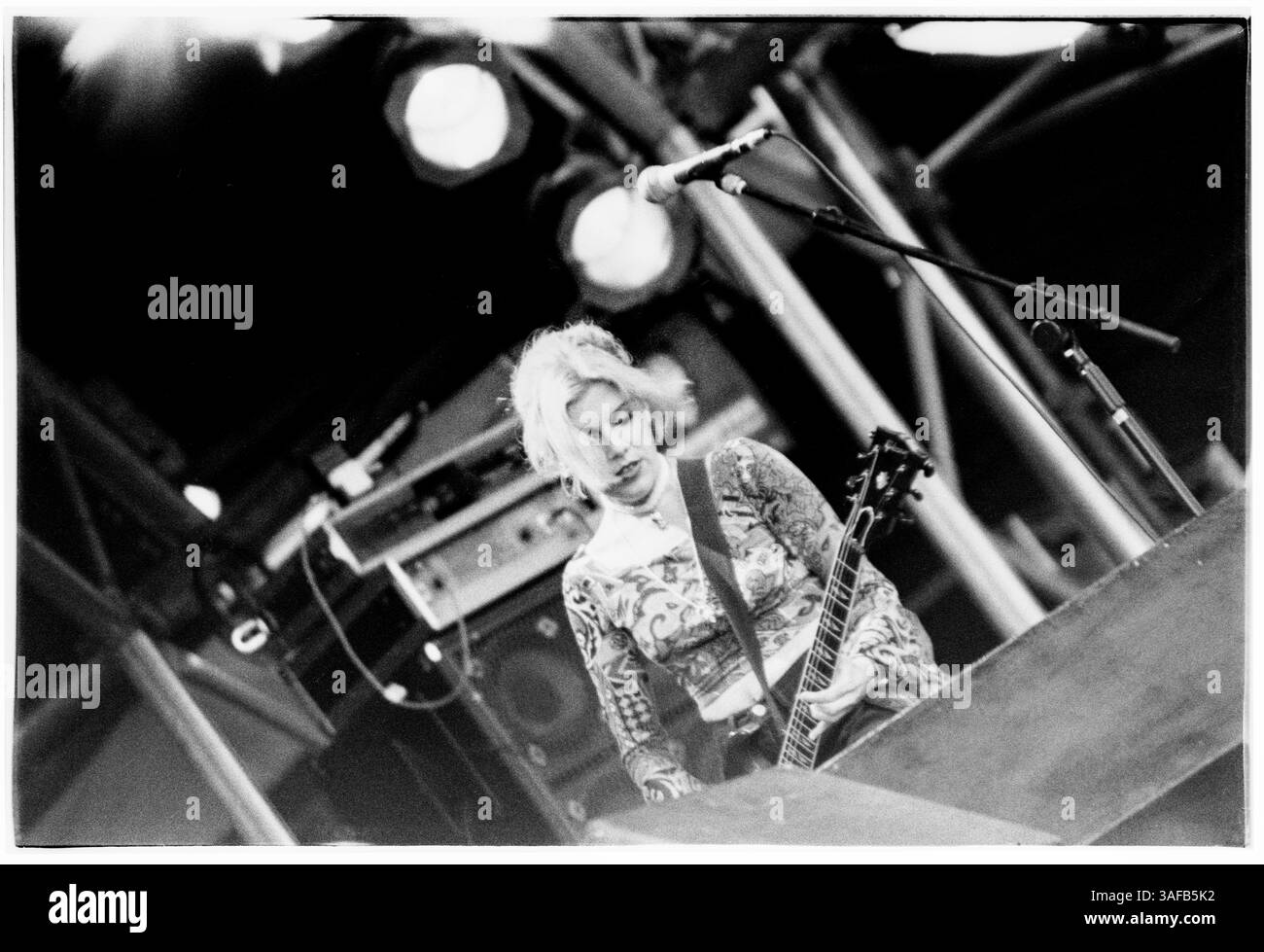 BELLY, GLASTONBURY FESTIVAL, 1993: Sängerin und Gitarristin Tanya Donelly von Belly on the NME Stage beim Glastonbury Festival, Pilton, England, 26. Juni 1993. Foto: ROB WATKINS. INFO: Belly, eine alternative Rockband aus Newport, Rhode Island, entstand in den 90er Jahren mit melodischem Sound und introspektiven Texten. Hits wie „Feed the Tree“ präsentierten ihre fesselnde Mischung aus Folk und Alternative Rock und brachten ihnen eine hingebungsvolle Anhängerschaft ein. Stockfoto