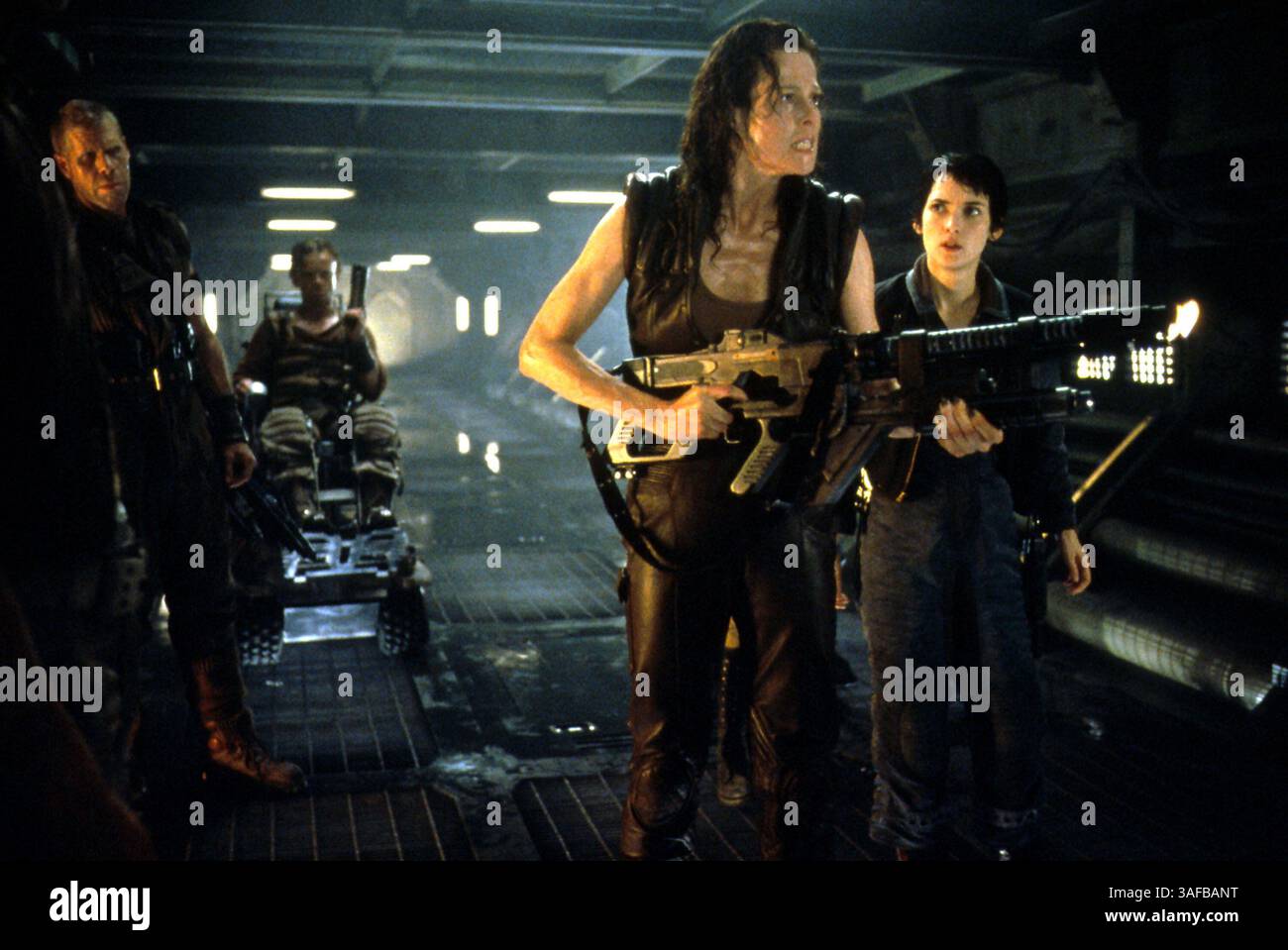 August 2000; Hollywood, CA, USA; die Schauspieler RON PERLMAN (Johner), DOMINIQUE PINON (Vriess), SIGOURNEY WEAVER (Ripley), WINONA RYDER (Annalee Call) in Alien Resurrection, dem vierten Alien-Film. (Kreditbild: ZUMA Press/ZUMAPRESS.com) Stockfoto