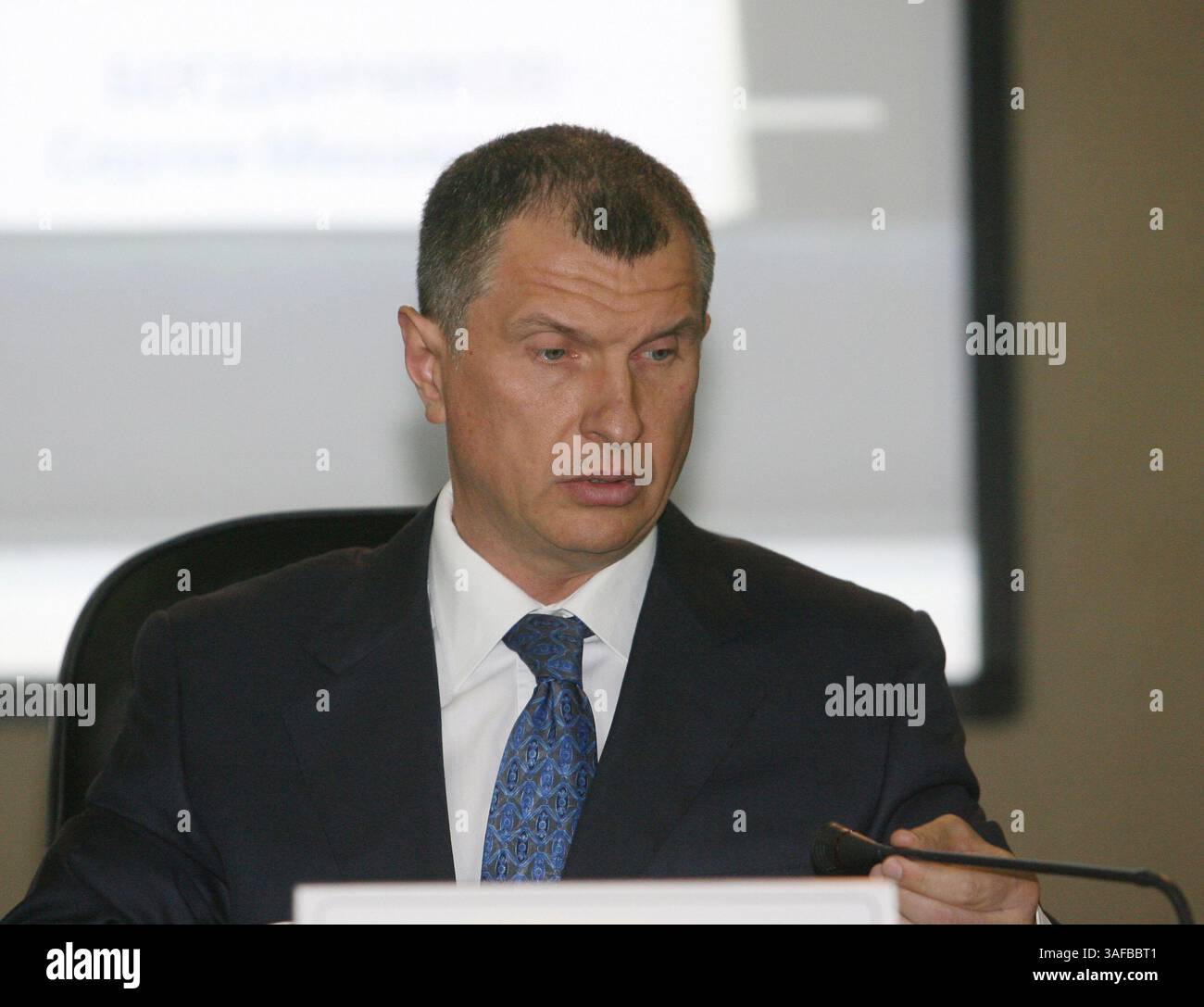 12. Mai 2008 - Moskau, Russland - der amtierende russische Premierminister Wladimir Putin kündigt am 12. Mai seine Kabinettsbesetzung an. 2008 wurde er die meisten wichtigen Minister wiederernennen und mächtige Persönlichkeiten aus seinem früheren Kreml-Team mit ihm auf sein neues Amt mitnehmen, einschließlich seiner früheren Finanz-, Wirtschafts-, Außen- und Verteidigungsminister und Beibehaltung des ehemaligen Premierministers Viktor Zubkow als Fischereiminister und erster stellvertretender Premierminister. Alexander Konovalov wird Justizminister. ABBILDUNG: IGOR SECHIN am 30. Juni 2007, nominiert als neuer Vize-Premier (Credit Image: PhotoXpress/ZUMAPRESS.com) Stockfoto