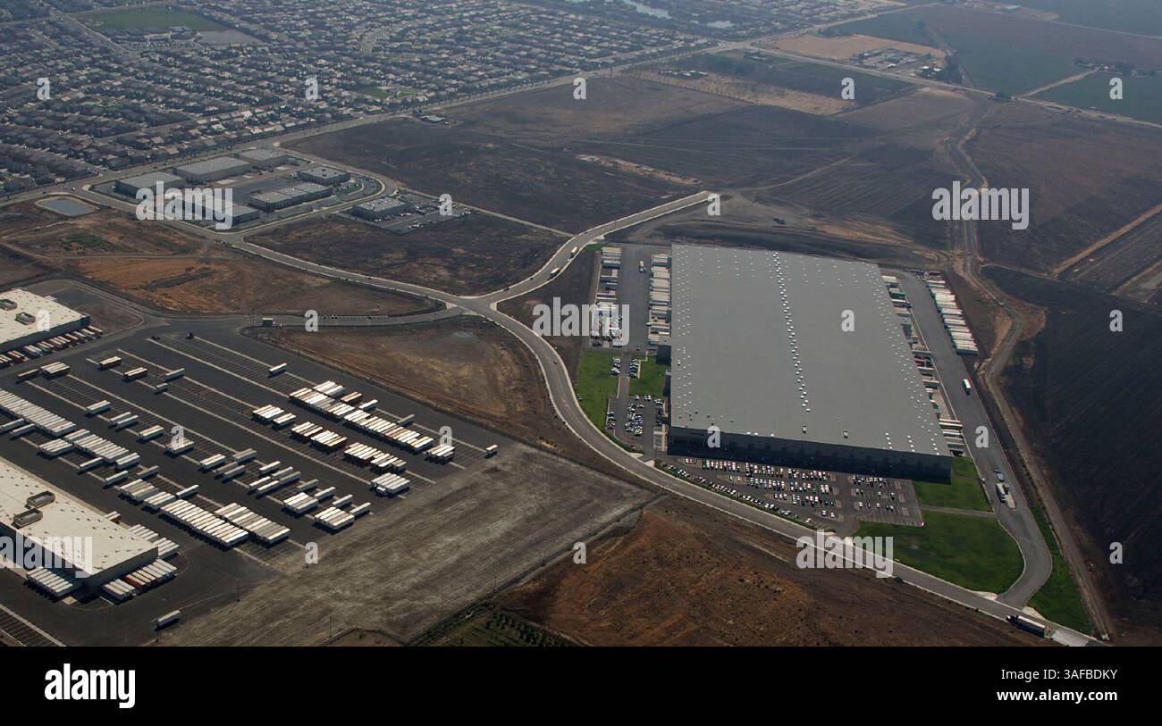 6. Oktober 2006 - Patterson, Kalifornien, USA - DATEI - Luftbild des West Ridge Business Park, Standort eines Codenamens Project X, das Berichten zufolge Teil des zukünftigen Standorts von Kaliforniens erstem Amazon-Vertriebszentrum an der Sperry Road in Patterson, Kalifornien ist. Links ist die Kohl-Distribution, rechts das CVS-Lager. (Bild: © Adrian Mendoza/ZUMAPRESS.com) Stockfoto