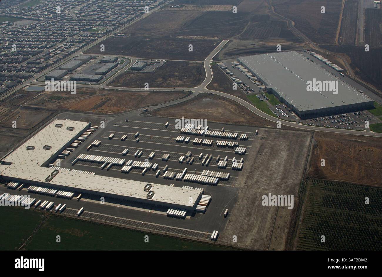 6. Oktober 2006 - Patterson, Kalifornien, USA - DATEI - Luftbild des West Ridge Business Park, Standort eines Codenamens Project X, das Berichten zufolge Teil des zukünftigen Standorts von Kaliforniens erstem Amazon-Vertriebszentrum an der Sperry Road in Patterson, Kalifornien ist. Links ist die Kohl-Distribution, rechts das CVS-Lager. (Bild: © Adrian Mendoza/ZUMAPRESS.com) Stockfoto
