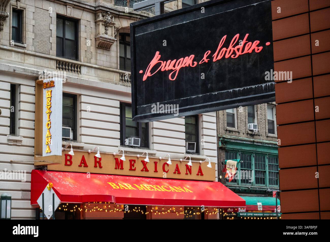 Burger & Lobster gegenüber von Bar Mexicana Restaurant, NYC, USA, 2025 Stockfoto