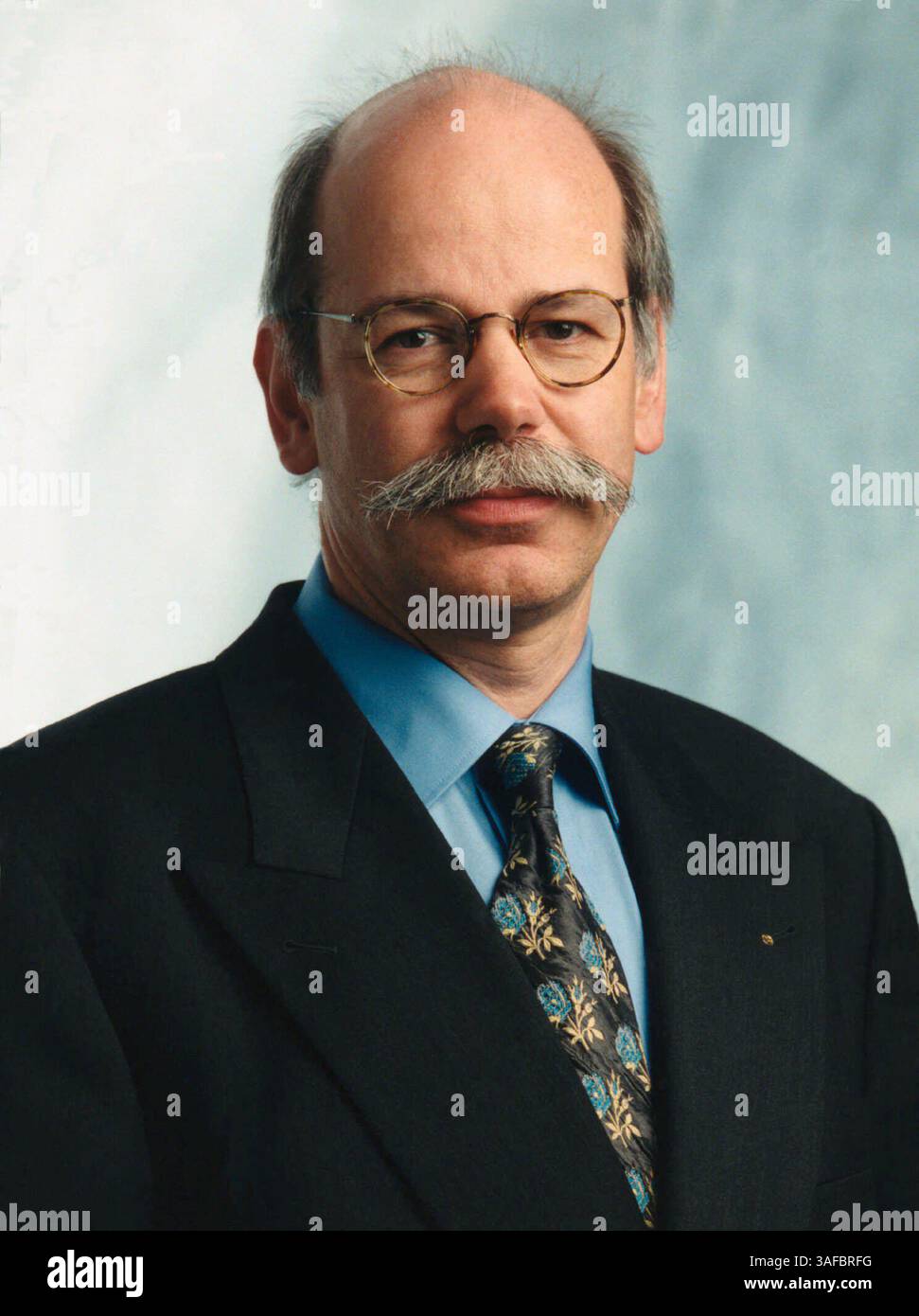 19. November 2000; STUTTGART; deutscher DaimlerChrysler-Geschäftsführer DIETER ZETSCHE, der den entlassenen amerikanischen Chef von Chrysler ablösen und Pläne für eine Umstrukturierung der Division ankündigen wird. Der Vorstand stimmte am Freitag, dem 17. November 2000, dafür, den Top Executive der US-amerikanischen Betriebe, JAMES P. HOLDEN, durch Zetsche zu ersetzen. (Kreditbild: ZUMA Press/ZUMAPRESS.com) Stockfoto