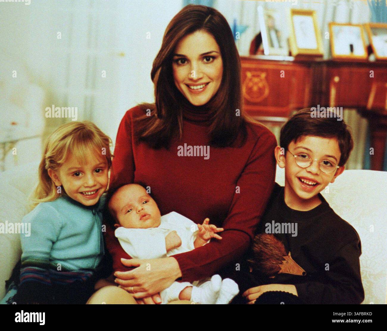 Dezember 2000; Amman, JORDANIEN; DATEIFOTO: November 2000. Jordaniens Königin RANIA, palästinensische Frau von König Abdullah II., mit Prinzessin SALMA (3 Monate), Prinz HUSSEIN (6) und Prinzessin IMAN (4) im privaten Wohnsitz des königlichen Paares im al-Barakeh-Palast („Segen“). . (Kreditbild: ZUMA Press/ZUMAPRESS.com) Stockfoto