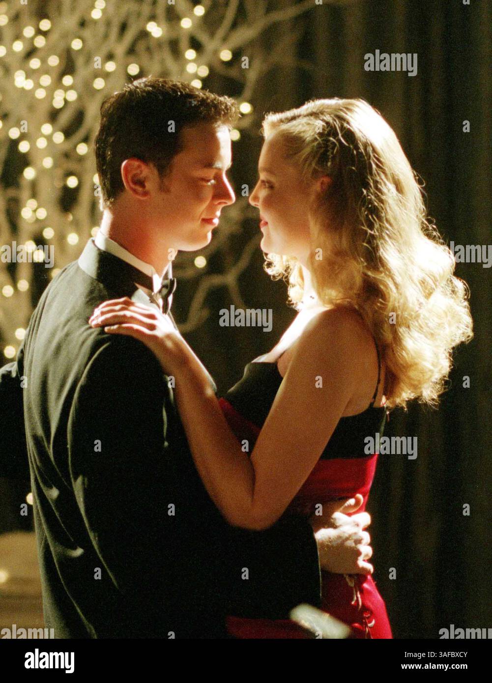 März 2001; Hollywood, Kalifornien, USA; WB's Hit-TV-Serie „Roswell“. (R zu L) die Schauspieler KATHERINE HEIGL und COLIN HANKS stellen die Alien Isabel Evans und ihren Freund Alex Whitman dar. (Kreditbild: ZUMA Press/ZUMAPRESS.com) Stockfoto