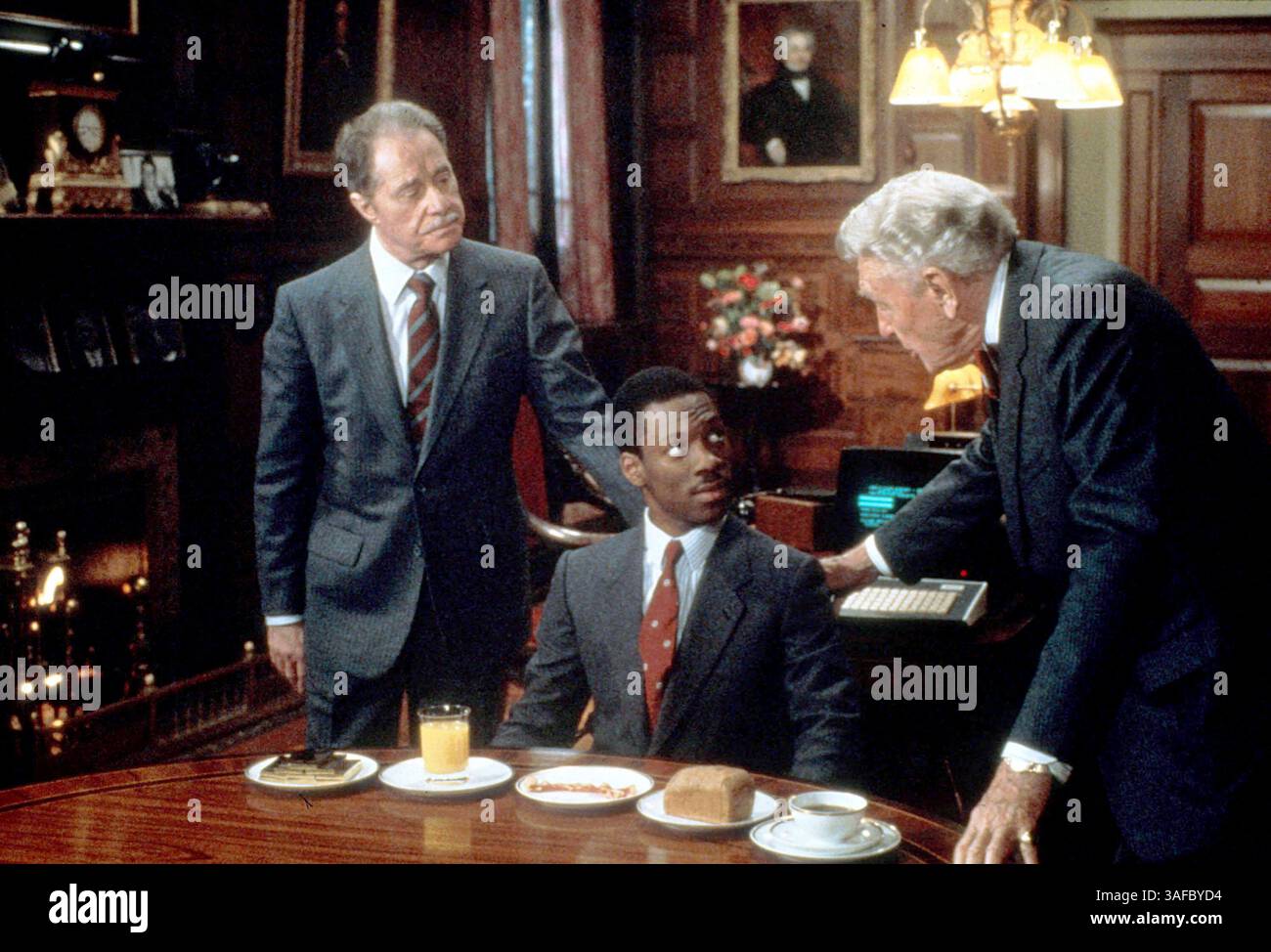 Juli 2001; Hollywood, Kalifornien, USA; die Schauspieler DON AMECHE als Mortimer Duke, EDDIE MURPHY als Billy Ray Valentine und RALPH BELLAMY als Randolph Duke aus dem Film Trading Places. (Kreditbild: ZUMA Press/ZUMAPRESS.com) Stockfoto