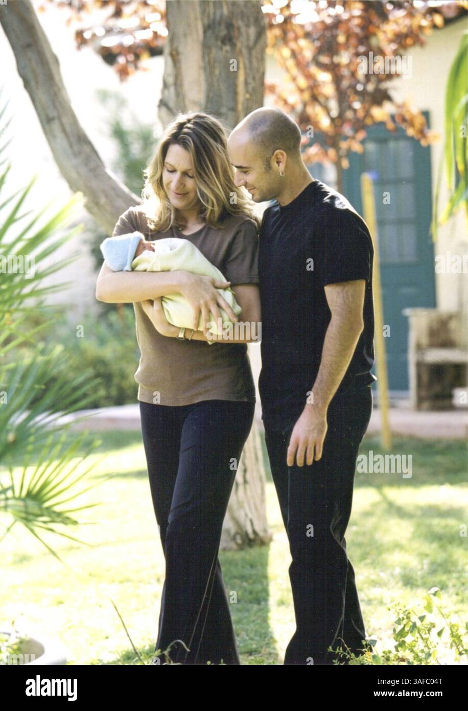 Oktober 2001; Las Vegas, Nevada, USA; ANDRE AGASSI & STEFFI GRAF mit ihrem neuen Sohn JADEN GIL. Mit einem Gewicht von 5 Pfund wurde er am Freitag in einem Krankenhaus in Las Vegas geboren. Das Ehepaar, das am 22. Oktober in einer privaten Zeremonie heiratete, begann sich zu verabschieden, nachdem beide 1999 die French Open gewonnen hatten. . (Kreditbild: ZUMA Press/ZUMAPRESS.com) Stockfoto