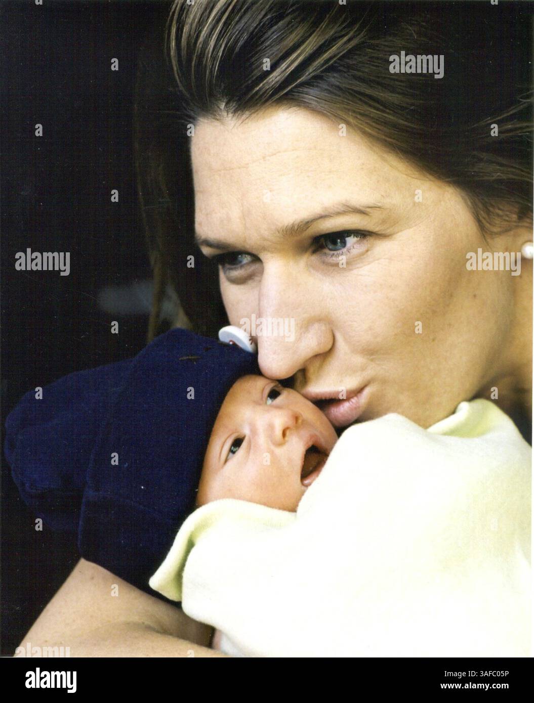 Oktober 2001; Las Vegas, Nevada, USA; ANDRE AGASSI & STEFFI GRAF mit ihrem neuen Sohn JADEN GIL. Mit einem Gewicht von 5 Pfund wurde er am Freitag in einem Krankenhaus in Las Vegas geboren. Das Ehepaar, das am 22. Oktober in einer privaten Zeremonie heiratete, begann sich zu verabschieden, nachdem beide 1999 die French Open gewonnen hatten. . (Kreditbild: ZUMA Press/ZUMAPRESS.com) Stockfoto