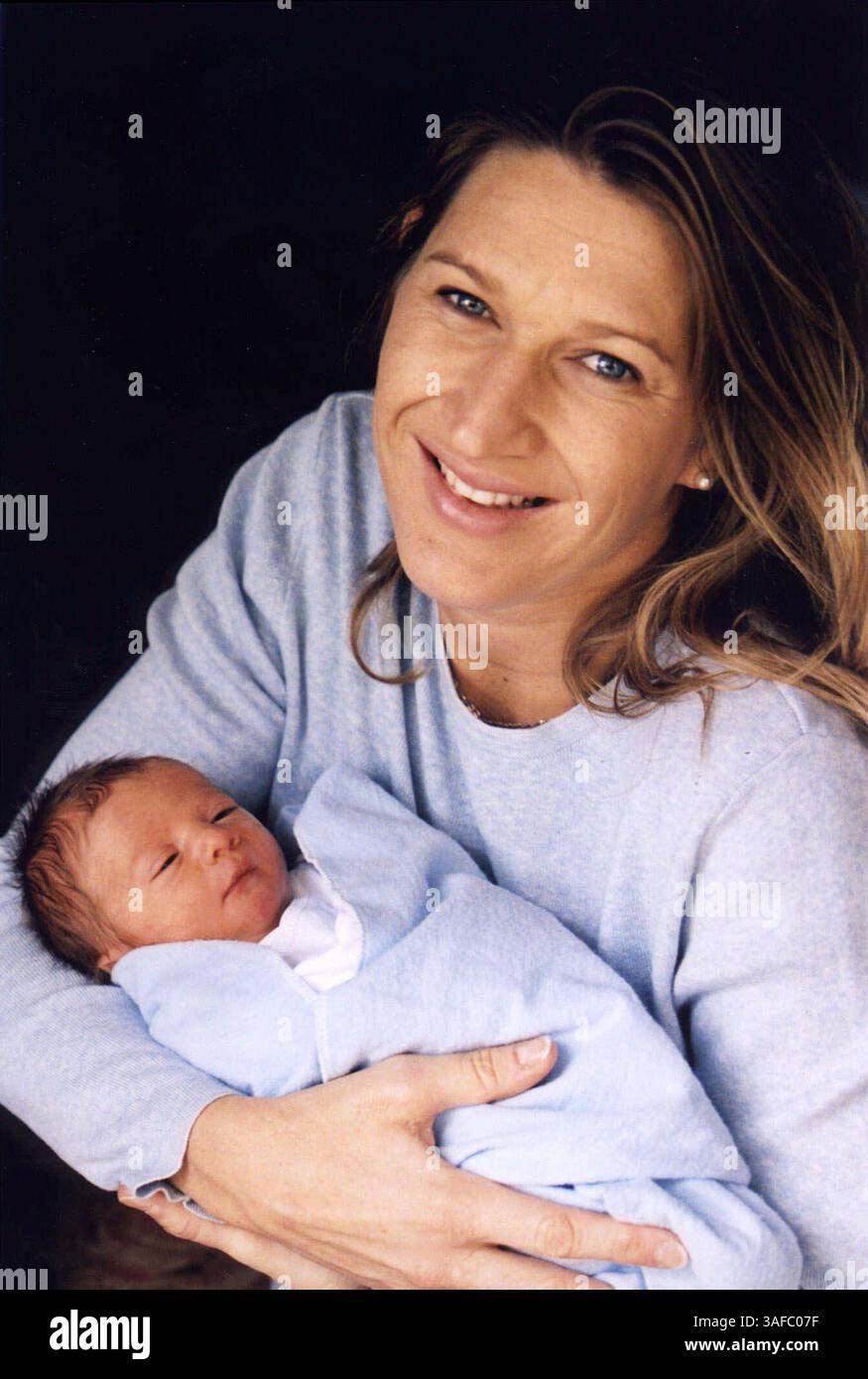 Oktober 2001; Las Vegas, Nevada, USA; STEFFI GRAF hält ihren neuen Sohn zusammen mit Andre Agassi, JADEN GIL. Mit einem Gewicht von 5 Pfund wurde er am Freitag in einem Krankenhaus in Las Vegas geboren. Das Ehepaar, das am 22. Oktober in einer privaten Zeremonie heiratete, begann sich zu verabschieden, nachdem beide 1999 die French Open gewonnen hatten. .. (Kreditbild: ZUMA Press/ZUMAPRESS.com) Stockfoto