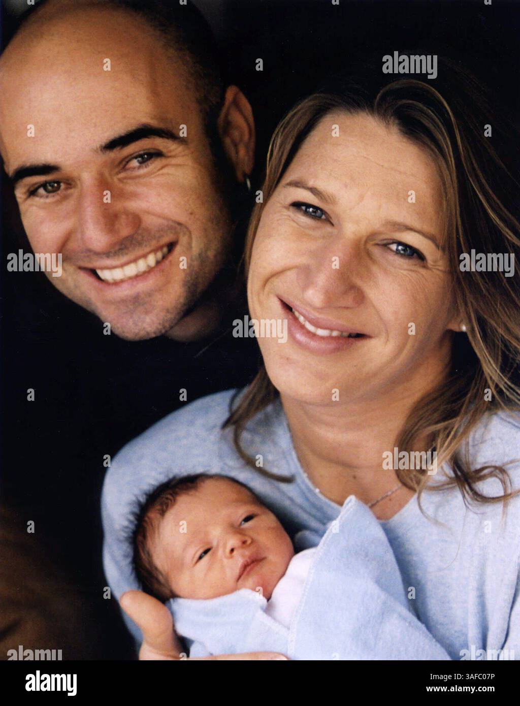 Oktober 2001; Las Vegas, Nevada, USA; ANDRE AGASSI & STEFFI GRAF mit ihrem neuen Sohn JADEN GIL. Mit einem Gewicht von 5 Pfund wurde er am Freitag in einem Krankenhaus in Las Vegas geboren. Das Ehepaar, das am 22. Oktober in einer privaten Zeremonie heiratete, begann sich zu verabschieden, nachdem beide 1999 die French Open gewonnen hatten. .. (Kreditbild: ZUMA Press/ZUMAPRESS.com) Stockfoto