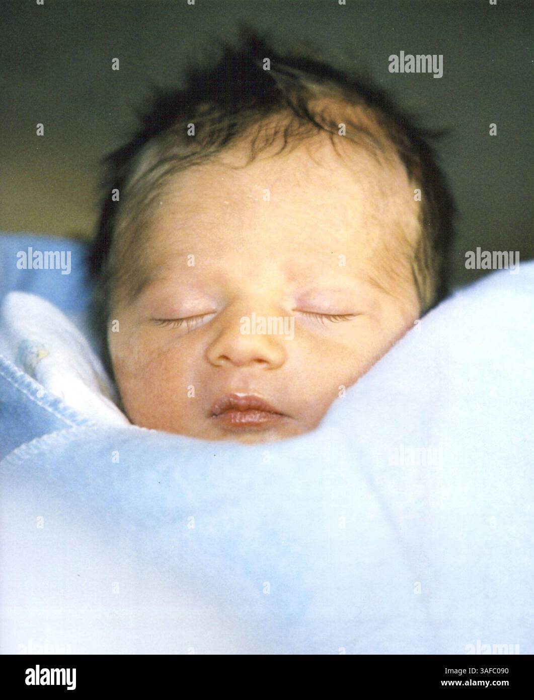 Oktober 2001; Las Vegas, Nevada, USA; ANDRE AGASSI & STEFFI GRAF mit ihrem neuen Sohn JADEN GIL. Mit einem Gewicht von 5 Pfund wurde er am Freitag in einem Krankenhaus in Las Vegas geboren. Das Ehepaar, das am 22. Oktober in einer privaten Zeremonie heiratete, begann sich zu verabschieden, nachdem beide 1999 die French Open gewonnen hatten. . (Kreditbild: ZUMA Press/ZUMAPRESS.com) Stockfoto