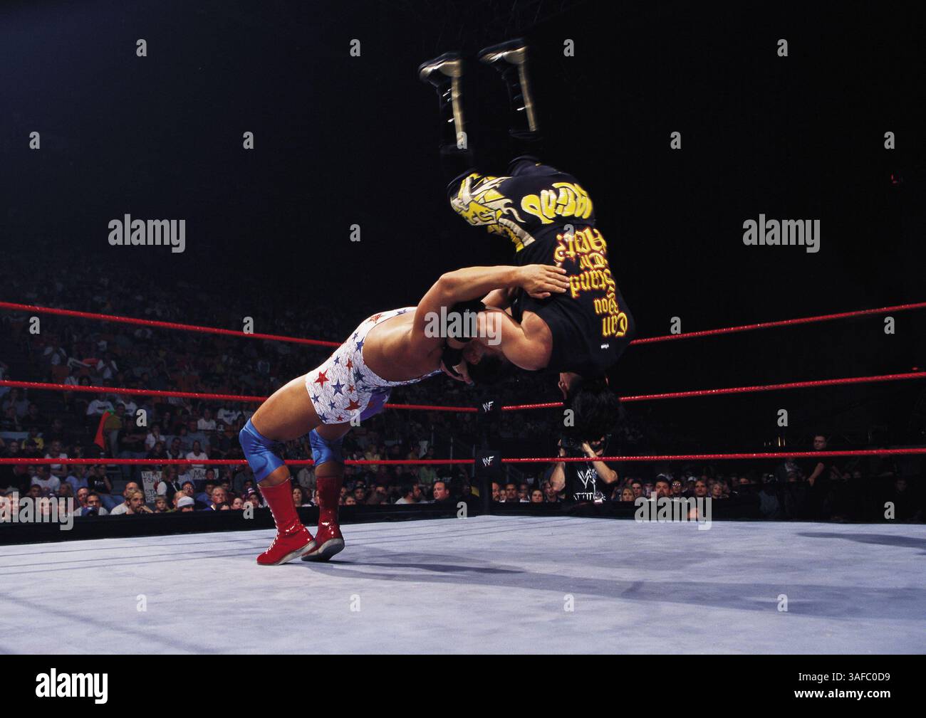 November 2001; Los Angeles, CA, USA; WWF-Wrestler KURT ANGLE geht auf den Rückwärtspilefahrer. (Kreditbild: ZUMA Press/ZUMAPRESS.com) Stockfoto