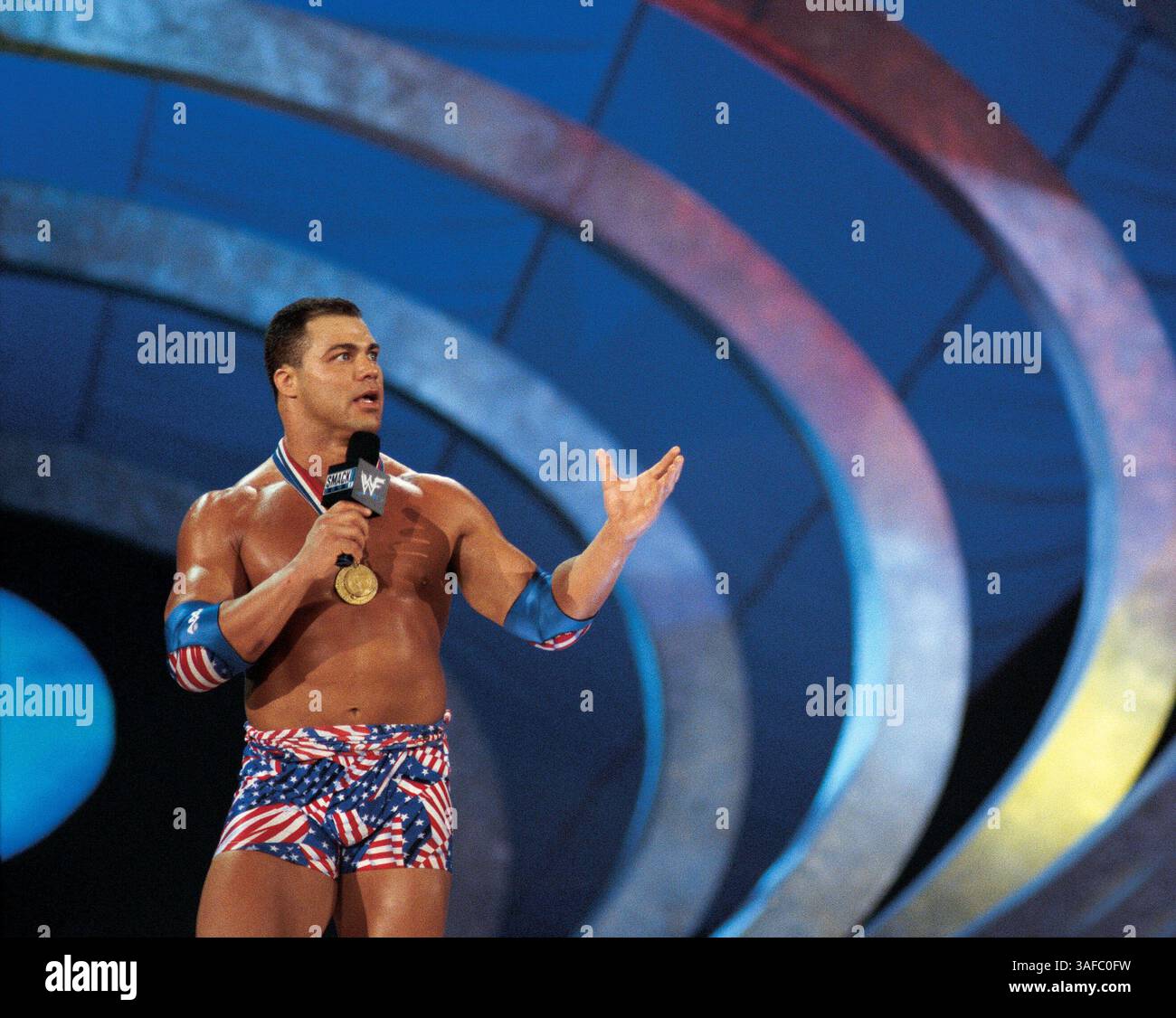 November 2001; Los Angeles, CA, USA; WWF-Prettyboy KURT ANGLE versucht, die Menge zu überhäufen. (Kreditbild: ZUMA Press/ZUMAPRESS.com) Stockfoto