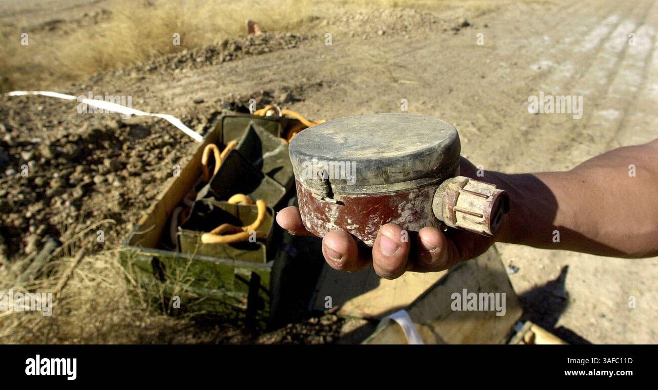 Dezember 2001; Kandahar, AFGHANISTAN; Navy PO SCOTT BRYANT (WA) hält die Art von Mine, die vor kurzem drei Marines in Kandahar, Afghanistan, verwundete. Die Mine detoniert, nachdem 9 Pfund Druck ausgeübt wurde. (Kreditbild: ZUMA Press/ZUMAPRESS.com) Stockfoto