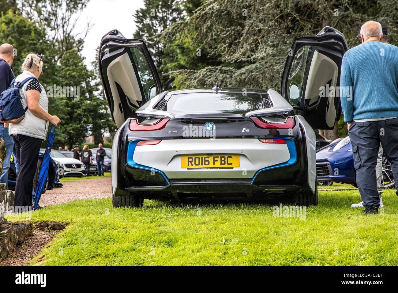 Bristol, Großbritannien, 13. August 2023: BMW i8 mit offenen Türen und Leuten im Auto treffen sich. Stockfoto
