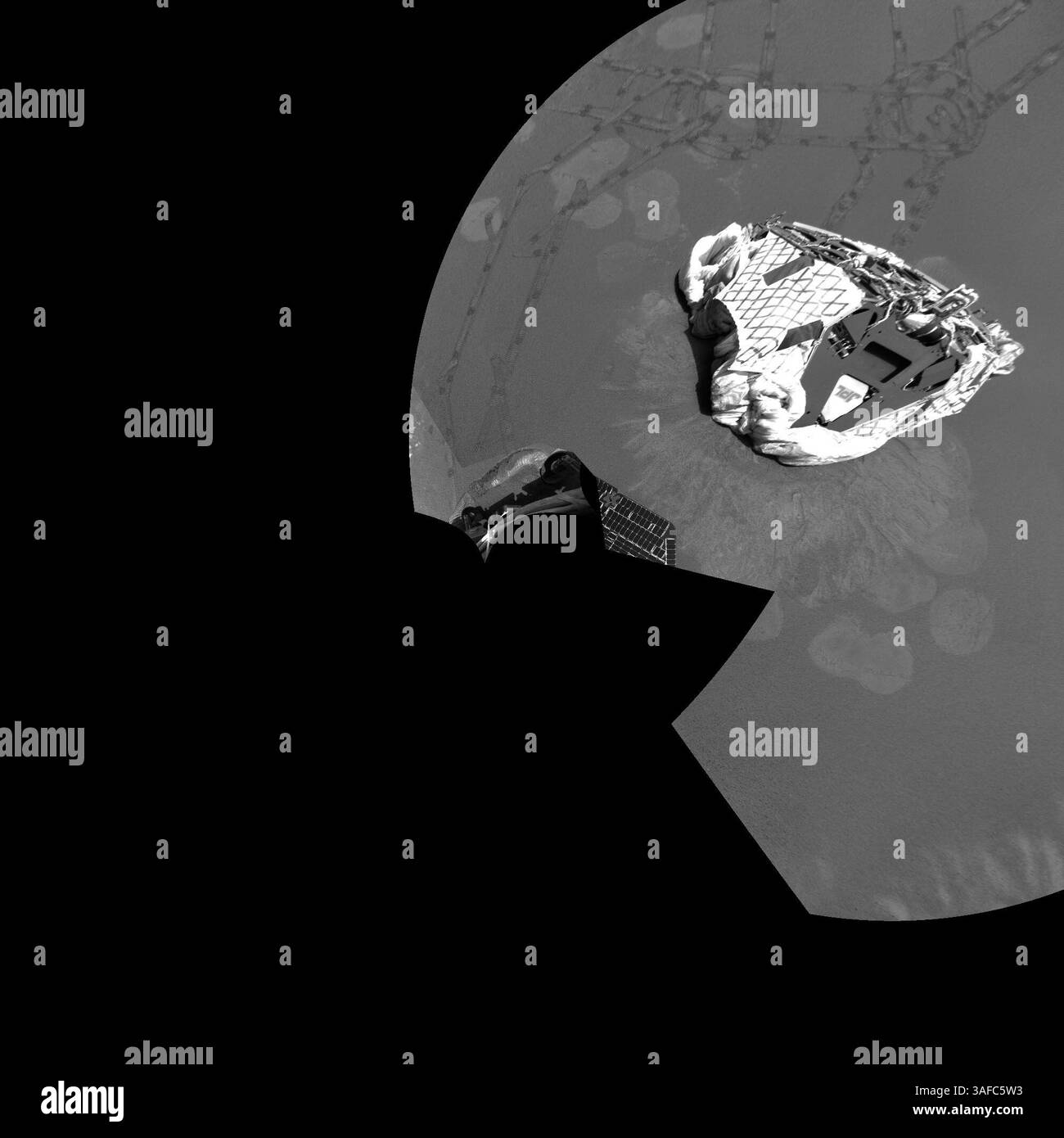 Februar 2004; Edwards, CA, USA; Graben-und-Graben-dieses Bild zeigt die Spuren und Grabenmarkierungen des Mars Exploration Rover Opportunity auf dem Meridiani Planum, Mars. Der rover ist unten links vom Lander zu sehen. Der Graben ist links oben am rover sichtbar, der seit dem Verlassen des Landers auf sol 7 (31. Januar 2004) insgesamt 35,3 Meter (116 Fuß) zurückgelegt hat. Am sol 23 (16. Februar 2004) verwendete der rover eines seiner Räder, um einen Graben zu graben, der etwa 10 cm tief, 50 cm lang und 20 cm breit war. Diese vertikale Stockfoto