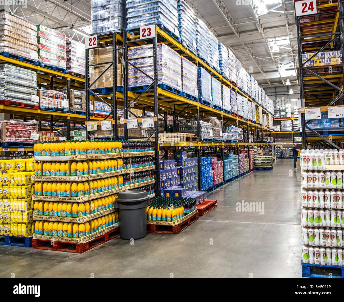 Bristol, Großbritannien, 13. August 2023: Innenraum des Costco Warehouse Store in Avonmouth. Stockfoto