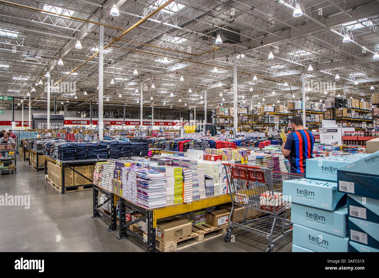 Bristol, Großbritannien, 13. August 2023: Innenraum des Costco Warehouse Store in Avonmouth. Stockfoto