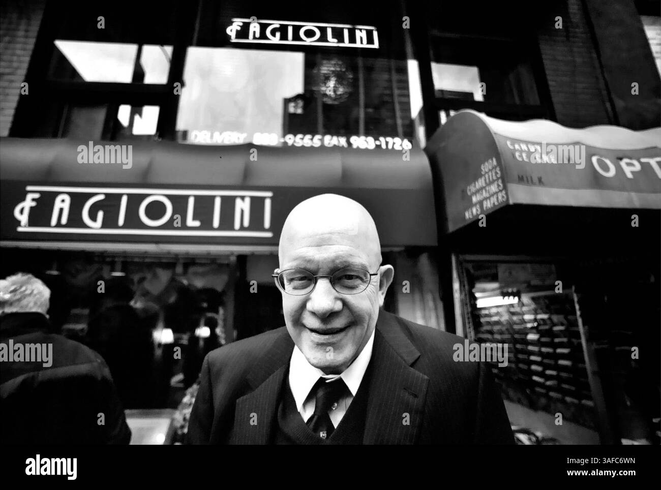 Dezember 2005; Atlanta, GA, USA; MICHAEL ARTHUR WURDE EVANS, persönlicher Fotograf von Präsident Ronald Reagan, starb am 1. Dezember 2005 in Atlanta, Georgia nach einem langen Krebsstreit, wurde heute begraben. Mike Evans arbeitete mehr als 30 Jahre als Fotojournalist, vor allem als Fotograf des Weißen Hauses für Ronald Reagan und für die New York Times, den Cleveland Plain Dealer, das Atlanta Journal-Constitution und als Vertragsphitograf für das Time Magazine. Evans entwarf Software zur Archivierung von Fotos, die immer noch weltweit von Zeitungen, Zeitschriften und Fotoagenturen verwendet werden. Zum letzten Mal Stockfoto