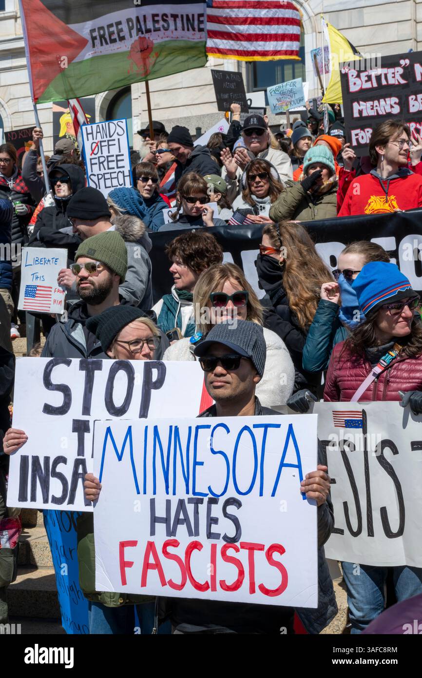 St. Paul, Minnesota. 4-5-25. Hände weg von der Rallye. Demonstration über Präsident schlägt neue Richtlinien nach der Rückkehr ins Amt. Stockfoto