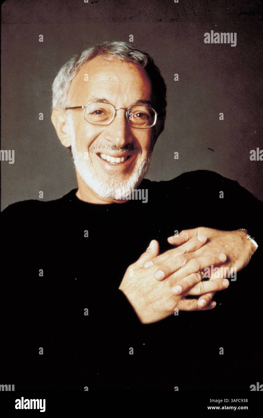 Juni 2008 – London, England, Großbritannien – von „The Terminator“-Filmen bis „Iron man“ hat STAN WINSTON die Magie geschaffen, die Filme magisch macht. Der Oscar-preisgekrönte visuelle Effekte und Make-up-Guru starb am Sonntag an multiplem Myelom. Er war 62 und hatte sieben Jahre lang gegen den Plasmakrebs gekämpft. ABBILDUNG: DATEI: Stan Winston am Set für 1997; The Lost World: Jurassic Park (Bild: ZUMA Press/ZUMAPRESS.com) Stockfoto