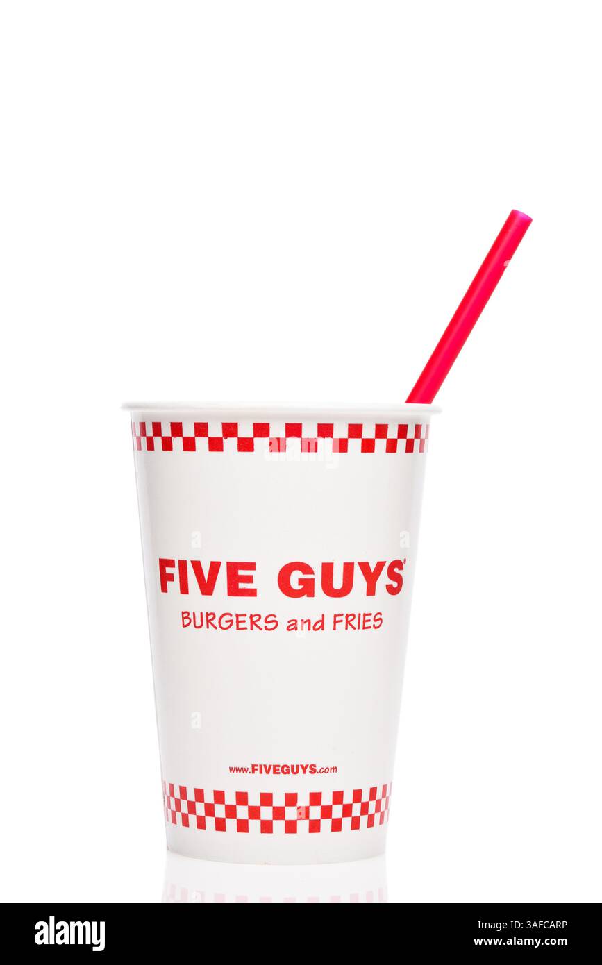 IRVINE, KALIFORNIEN - 6. April 2025: Ein Einweg-Getränketasse von fünf Jungs, einer Fast Food-Restaurantkette mit Burgern und Pommes. Stockfoto