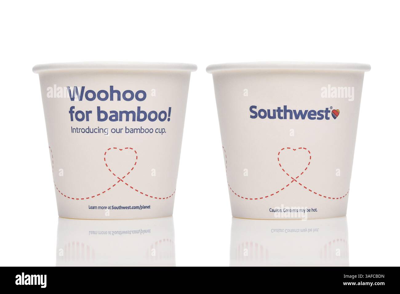IRVINE, KALIFORNIEN - 6. April 2025: Zwei Getränketassen von Southwest Airlines aus Bamboo. Stockfoto