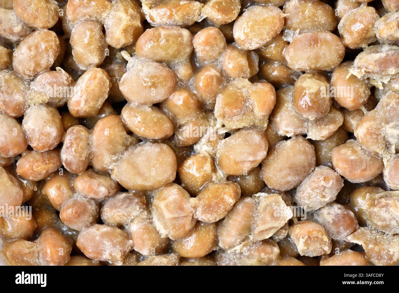Nahaufnahme von „Natto“, einem schleimigen traditionellen japanischen Essen aus fermentierten Sojabohnen Stockfoto