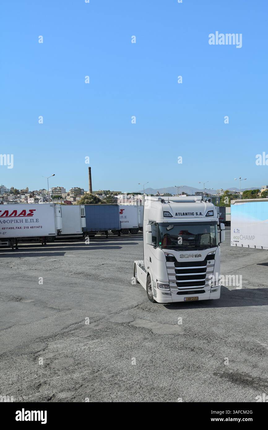 Kreta, Griechenland - 7. April 2025: Ein schwerer Lkw-Traktor, der sich vor einem klaren mediterranen Himmel auf einem städtischen Parkplatz befindet und seine kraftvolle Bauweise demonstriert Stockfoto