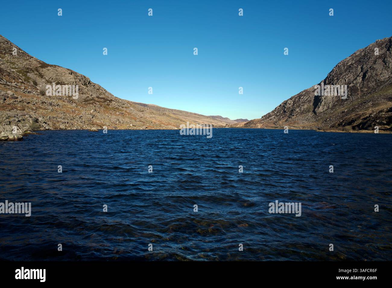 See Ogwen ist in Snowdonia zwischen der und der Glyderau Carneddau Berge gelegen. Es handelt sich um eine visuell beeindruckende sogenannten Ribbon See. Stockfoto
