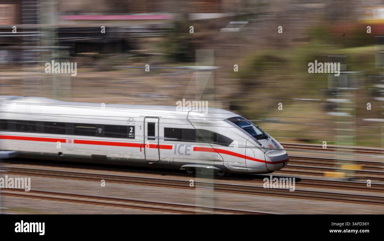 07. April 2025, Sachsen-Anhalt, Halle (Saale): Hinter den Güterbahnhöfen fährt ein ICE-Zug in Richtung Halle (Saale) Hauptbahnhof. Foto: Jan Woitas/dpa Stockfoto